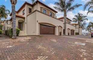 Townhouse For Sale in Glenvista