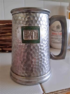 Vintage Seranco pewter beer tankard with a hammered metal pattern & a glass bottom, Kamer of mynwese