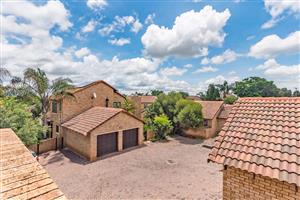 Townhouse For Sale in Ruimsig