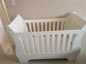 White sleigh cot. In good condition. 
