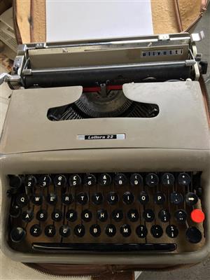 Vintage Olivetti Lettera 22 Portable Typewriter 
