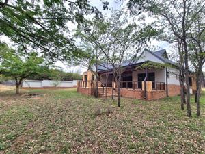 Charming 4 bedroom, 3 bathroom (1 en-suite) home in the prestige Euphoria Golf Estate Mookgopong