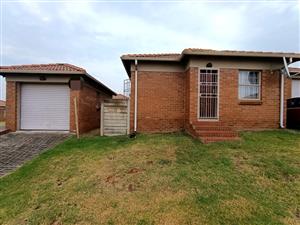 3 Bedroom House for sale in Thatchhill Estate