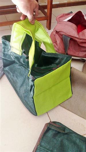 CARRY BAGS & APORT BAGS FOR SALE: R 100 / R 200