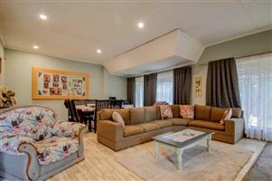 Modern 5-Bedroom Home with Solar Inverter & En-Suite Flat – Persida