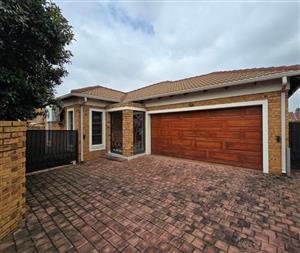 Stunning Modern 3-Bedroom Cluster with Double Garage in New Market Park!