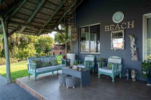 Entertainer’s Delight – Poolside Bliss with Thatched Lapa!