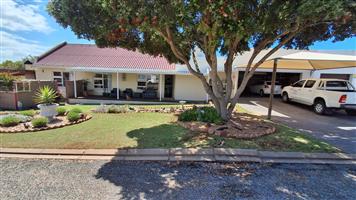 Immaculate Harbour-Area Home on Prime Corner Erf