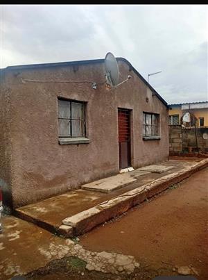 A HOUSE FOR SALE IN CENTRAL WESTERN  JABAVU WITH 2 BEDROOMS .