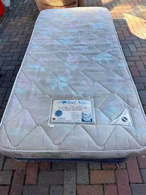 Clowed nine Single bed with base