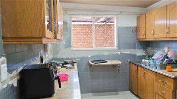 Oak Verneer kitchen cupboards 