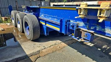 TRIAXLE SKELETON TRAILER