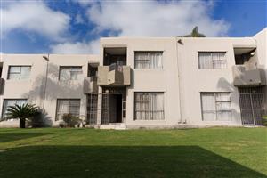 Townhouse For Sale in Weltevreden Park