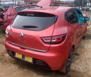 RENAULT CLIO 4 RED  ( STRIPPING FOR SPARES)