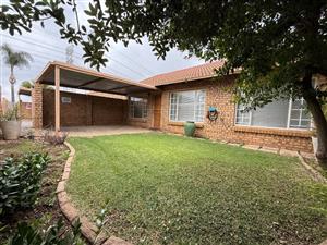 Townhouse For Sale in Moreleta Park