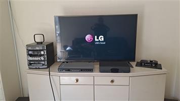  LG 47'' LED Smart TV, 500 GHZ Screen resolution.