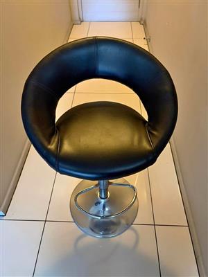 5 x Black faux leatherette kitchen / bar chair.   .1 needs repair , all good condition .