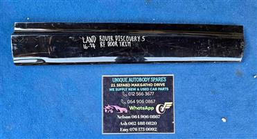 Land Rover Discovery 5 Right Front Door Trim
