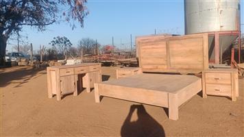 Oak wood slaapkamer stel R15000