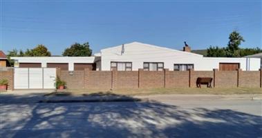 Welcome Home – A Move-In Ready Gem in Retief That’s Ready to Impress!