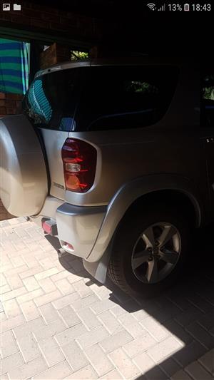 Toyota Rav4 gold and silver 