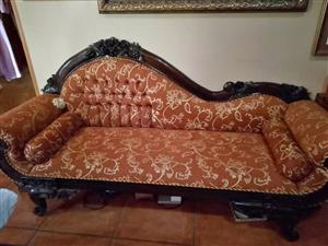 Victorian style chase loungh or day sleeper Mahagony framed in Brown colour
