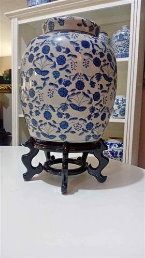 ABSOLUTELY  GORGEOUS GINGER JAR highly polished ORNATE 