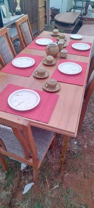 Laminated top diningroom table + 5 chairs