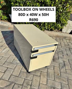 LOCKABLE METAL STORAGE TOOLBOX ON ROLLER WHEELS  TOOLS EXCLUDED