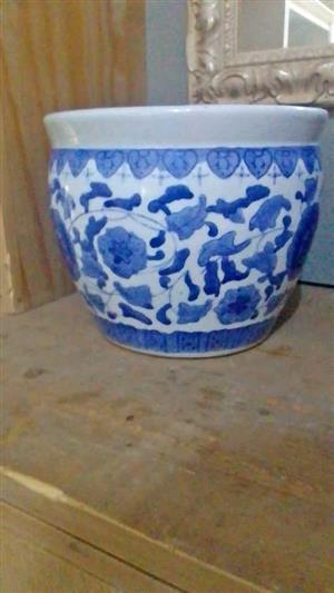 LOVELY PLANTER - IMMACULATE CONDITION.  A LOVELY GIFT FOR THAT SPECIAL PERSON -  CRESTA 