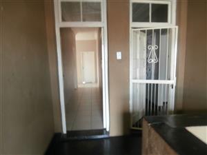 Room to-let in ,near Lakeside Mall.