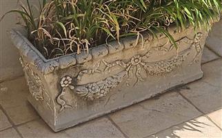 Garden pot. Ornate vintage garland pot. No cracks.