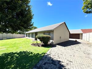 Immaculate Renovated Home with Heated Swimming Pool for sale in Secunda