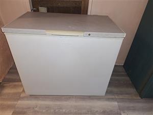 285 litre deep freeze