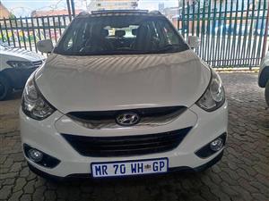 Hyundia ix35 2.0 CRDI 4x4 Automatic Diesel  2013 Service Book  White