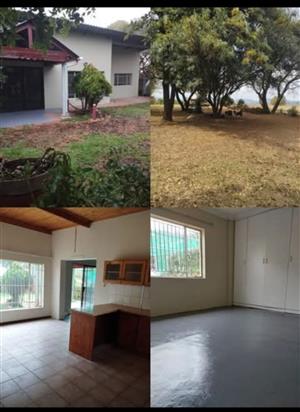 Three bedroom house to rent on small holding I Hennoprivier area.