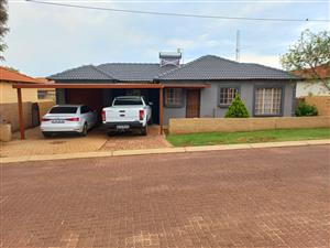 3 bedroom house in a security complex, modern kitchen, solar geyser and a lapa