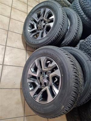 18" Toyota Fortuner GD6 original mags with brand new 265/60/18 Dunlop Grandtrek AT25 set 