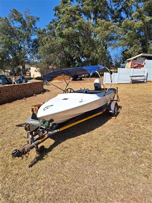 Boat Fishing Bass 15hp Mariner outboard motor on trailer.