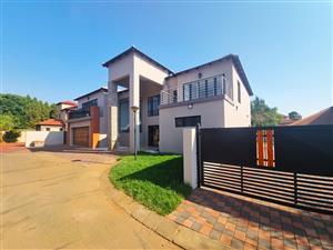 Your Dream Retreat in Bougainvilla Estate, Hartbeespoort