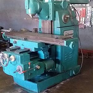 Milling machine for skimming cylinder heads on sale.