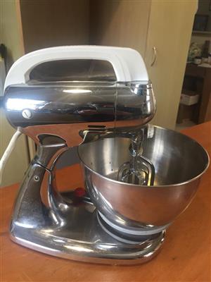 Vintage Hamilton Beach Mixer Model K Scovill stand mixer with bowls and beater