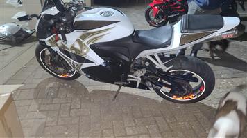 2012 Honda CBR 600 RR for sale  Phoenix edition  56105kms on  Very relia