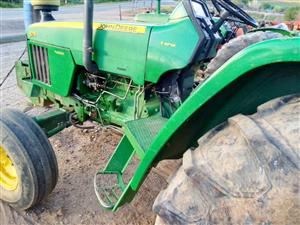 John Deere 5715