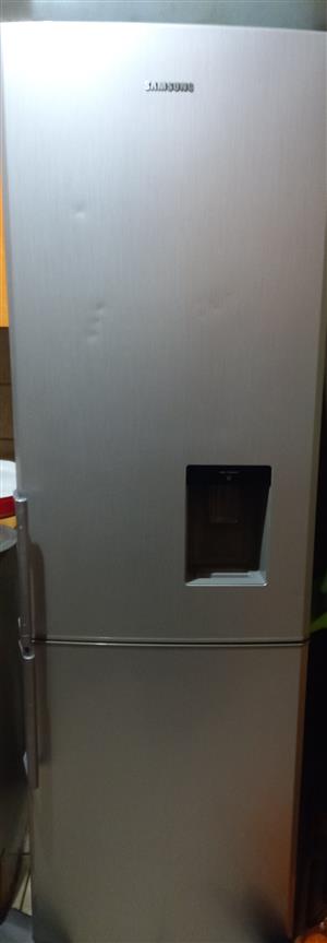 Samsung fridge 420 litre with water dispenser   Colour: metallic silver   works 