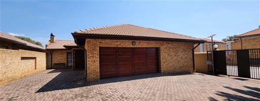 Townhouse For Sale in New Redruth