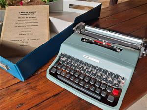 Olivetti Lettera 32 Portable Vintage Typewriter