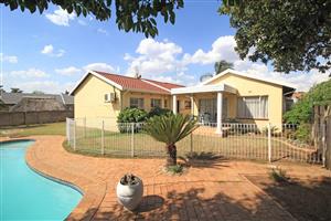 Spacious 3-Bedroom Home with Flat, Pool and Lapa.  The Perfect Family Haven in Freeway Park