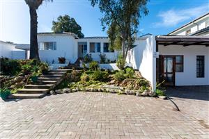 Charming 3-Bedroom Home with Scenic River Views