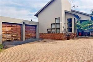 Cluster For Sale in Van Riebeeck Park